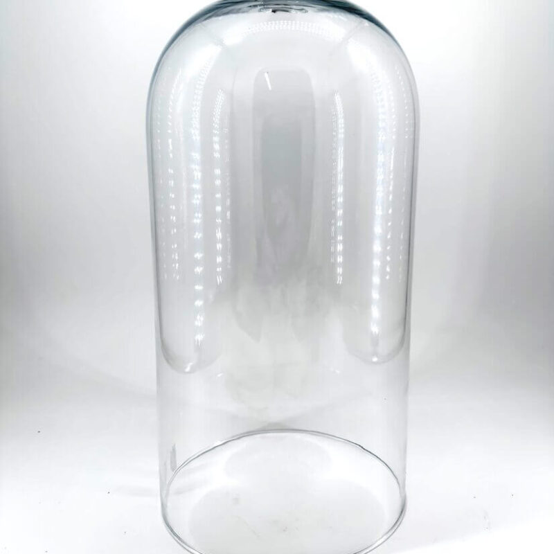 Elegant Glass Cloche for Stylish Display Elegant glass cloche for displaying food and decorative items with a modern design.
